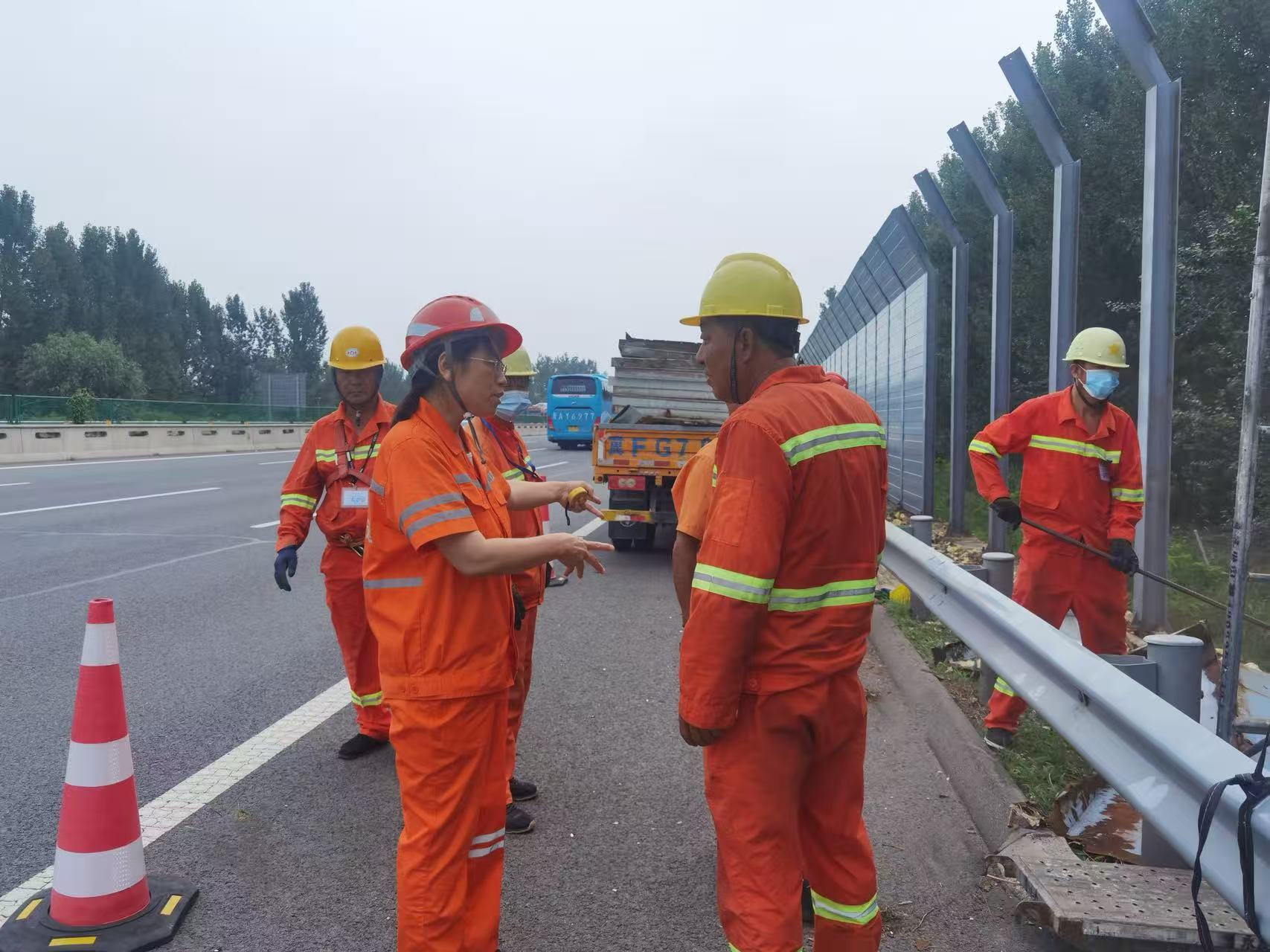 郭麗芳在養(yǎng)護(hù)一線安裝聲屏障.jpg 郭麗芳在養(yǎng)護(hù)一線安裝聲屏障.jpg